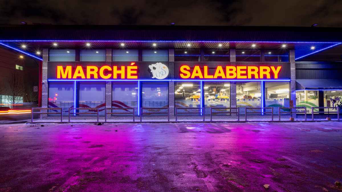 March&eacute; Salaberry illumin&eacute; par Vision Bleu &agrave; la nuit tomb&eacute;e