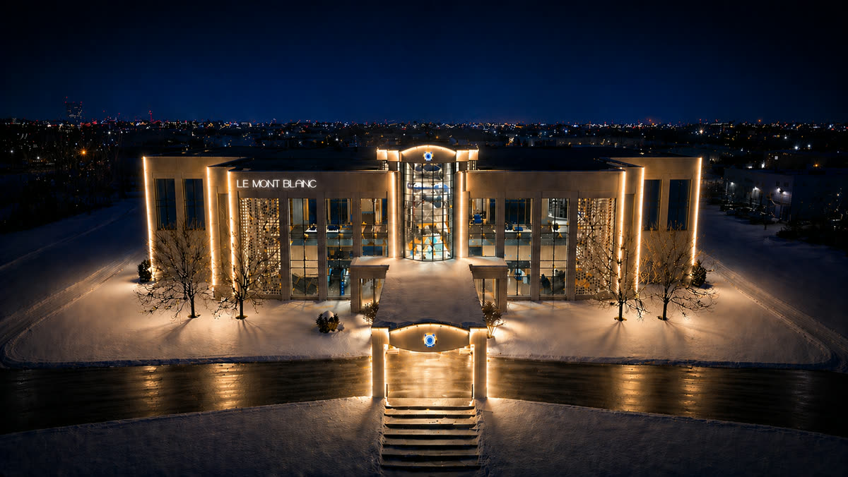 Le Mont-Blanc illumin&eacute; en blanc chaud